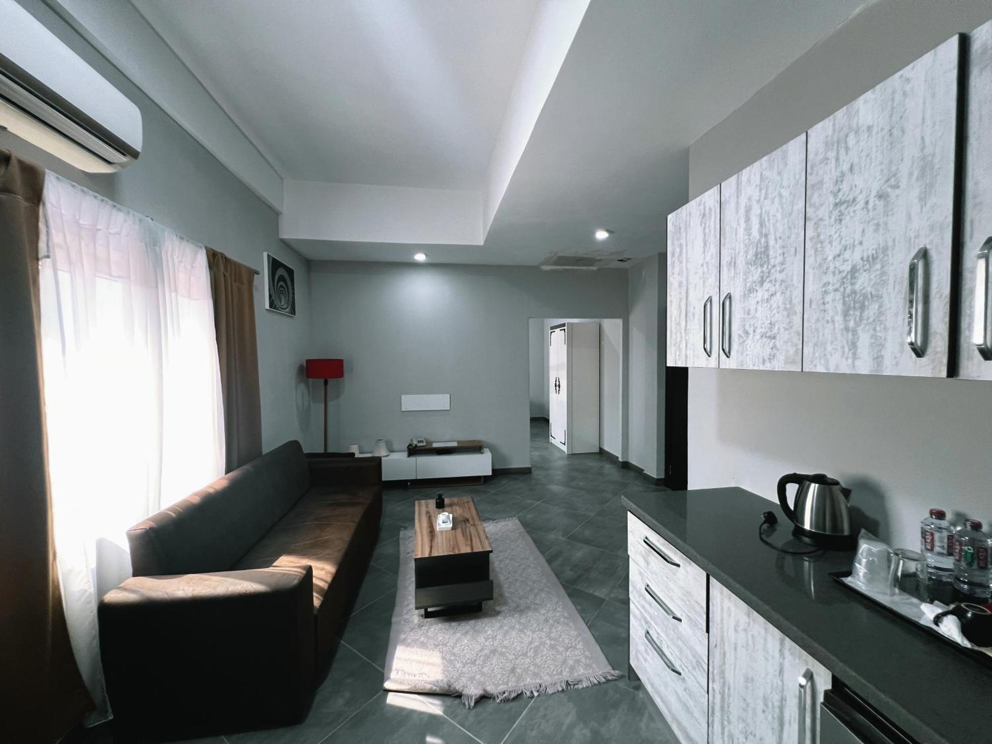 Euro Homes Hotel Аккра Экстерьер фото